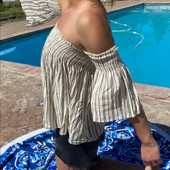 Off the shoulder Billabong shirt 😍 - Picture 2 of 10